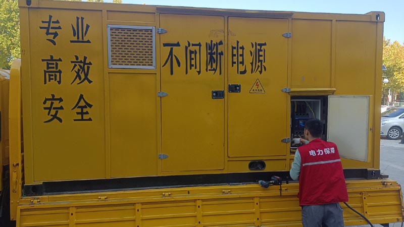尖山柴油发电机组和UPS电源配合使用时，如何避免切换过程中的电力中断？